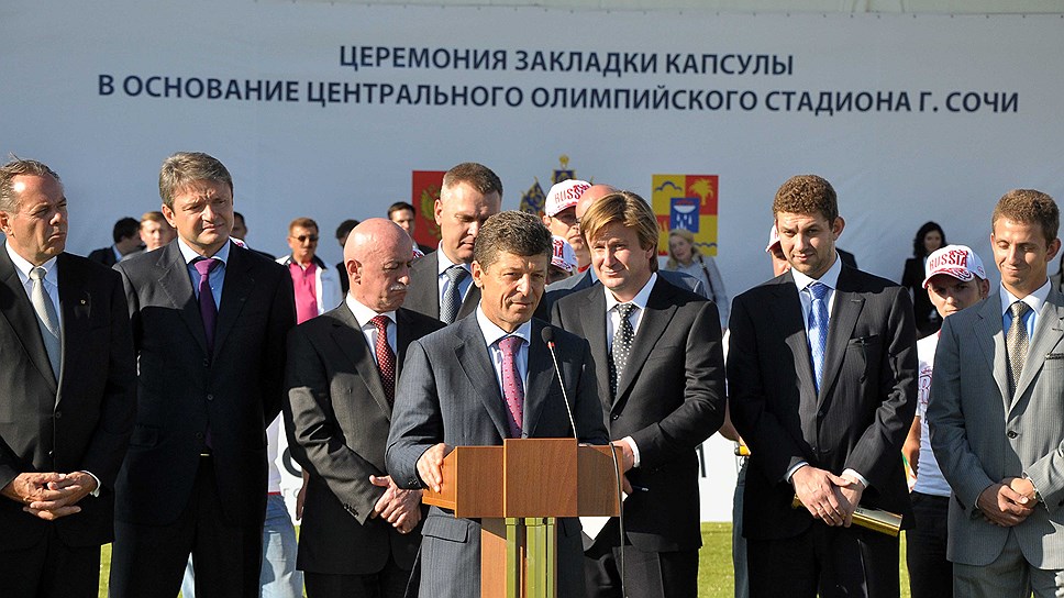Вице-премьер правительства России Дмитрий Козак на церемонии закладки символической капсулы в основание центрального олимпийского стадиона Сочи &quot;Фишт&quot;