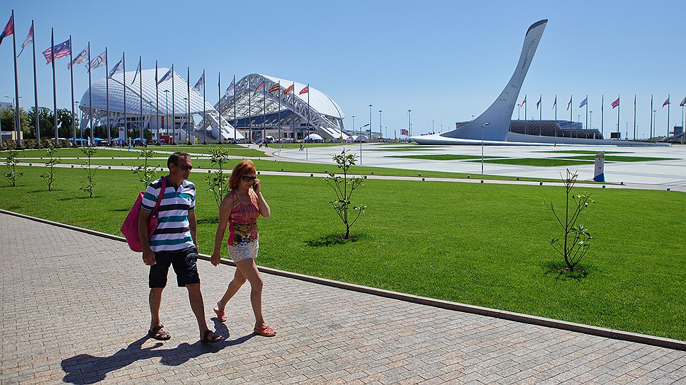 Стадион &quot;Фишт&quot; и олимпийский фонтан в Сочи.