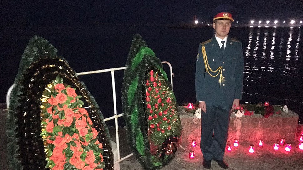 На площади Южного Мола морского порта Сочи в память о погибших при крушении самолета &quot;Ту -154&quot; выставлен военный караул.