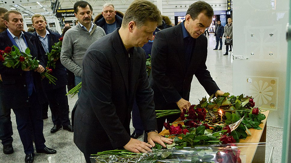 В аэропорту Сочи губернатор Краснодарского края Вениамин Кондратьев и министр транспорта России Максим Соколов возлагают цветы в память о погибших при авиакатастрофе Ту-154