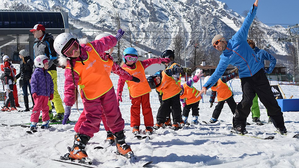 Инструкторы проводят занятия с юными любителями горных лыж на курорте &quot;Роза хутор&quot;.