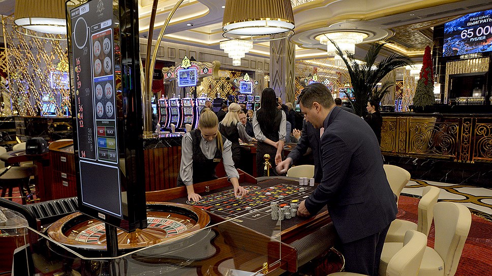 В казино установлено 569 игровых автоматов, 70 игровых столов, 10 из которых - для покера.