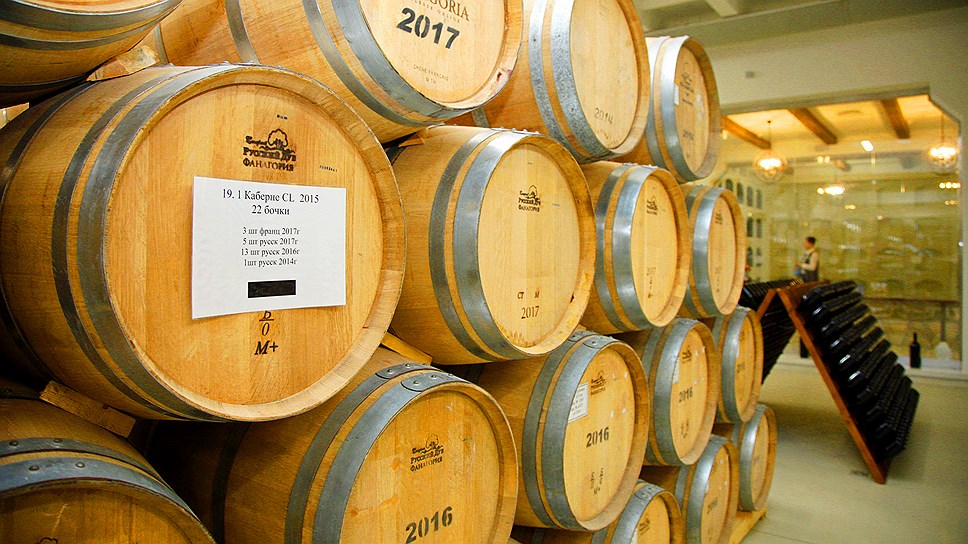Вино в бочках - урожая последних нескольких лет.  3,6 тыс. бочек &quot;созревают&quot; в коньячном цехе «Фанагории».  