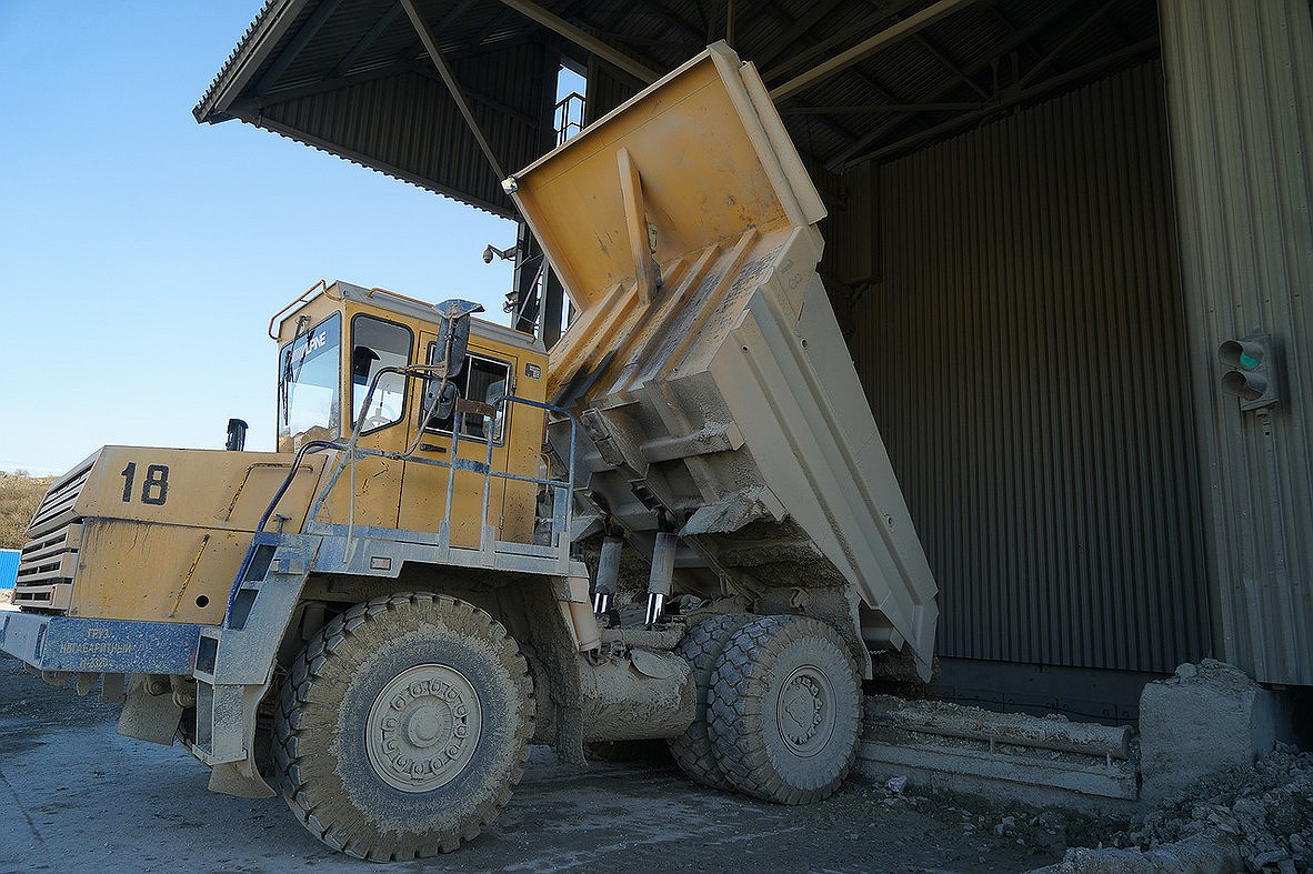 Переработка сырья. Верхнебаканский цементный завод единственный в Новороссийске выпускает сульфатостойкий цемент, который предназначен для гидротехнических сооружений.