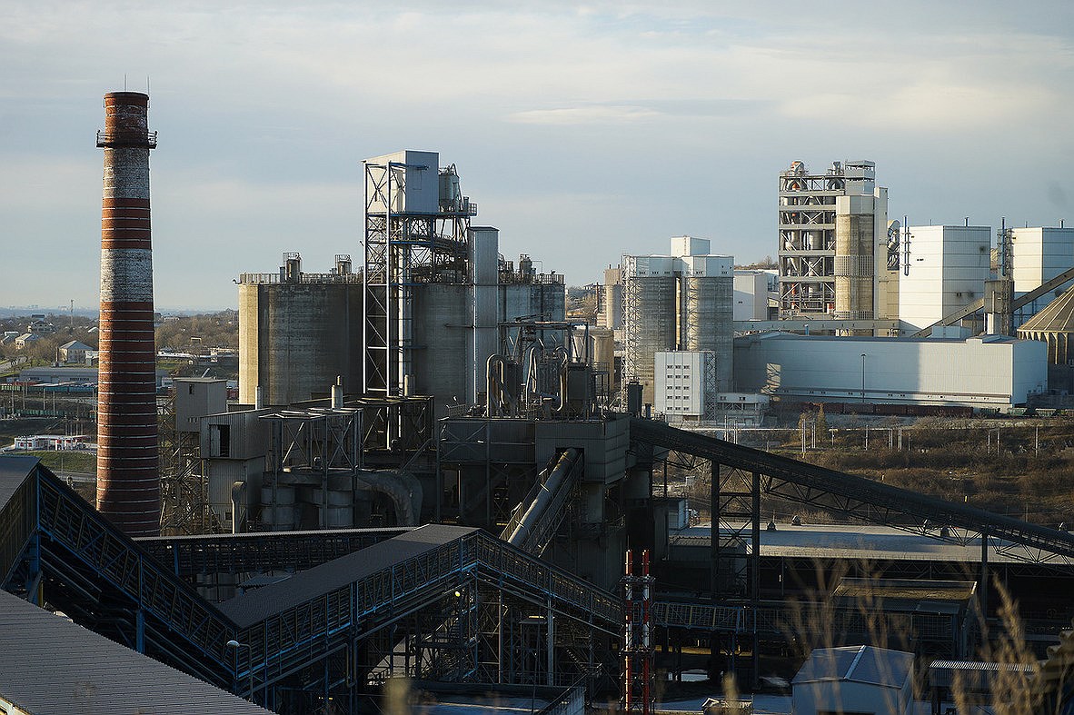 Самая большая линия по производству цемента в стране. На строительство Верхнебаканского цементного завода потребовалось порядка 19 млрд рублей. Его производственная мощность 2,3 млн тонн продукта в год.