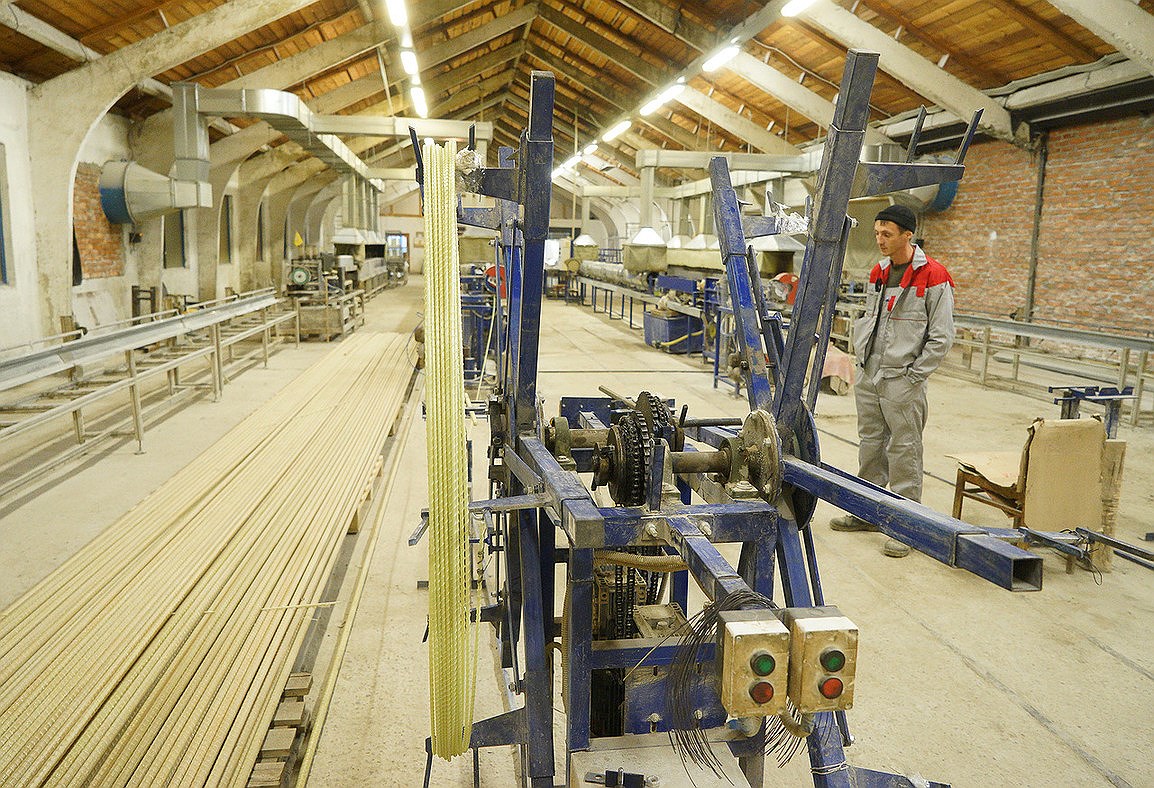 Производственные мощности. В цеху ООО «Краснодар-2» установлено четыре технологические линии. В сутки они производят до 70 тыс. м стеклокомпозитной арматуры.