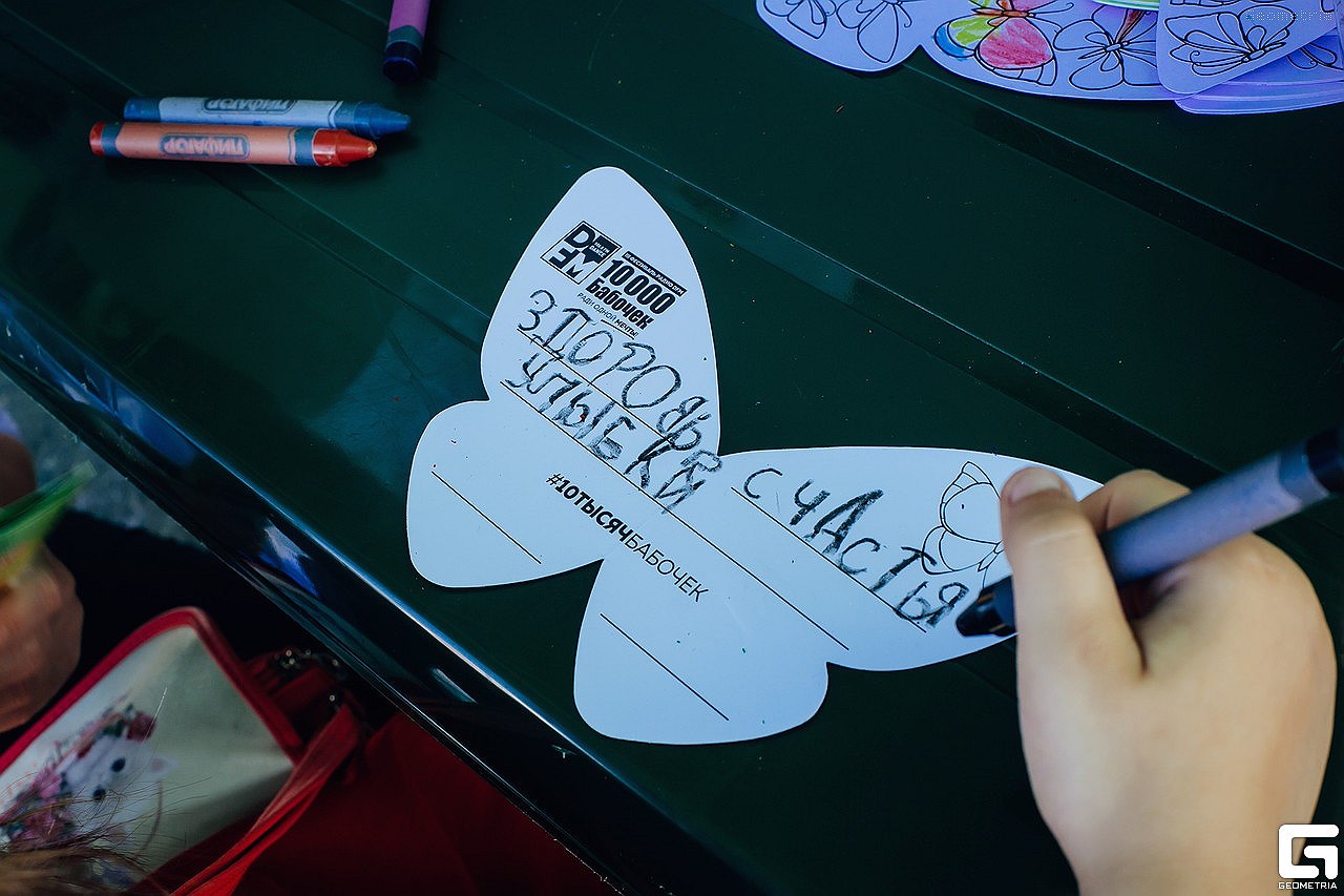 В одной из интерактивных зон дети разрисовывали открытки и писали пожелания сверстникам с нарушениями здоровья. 