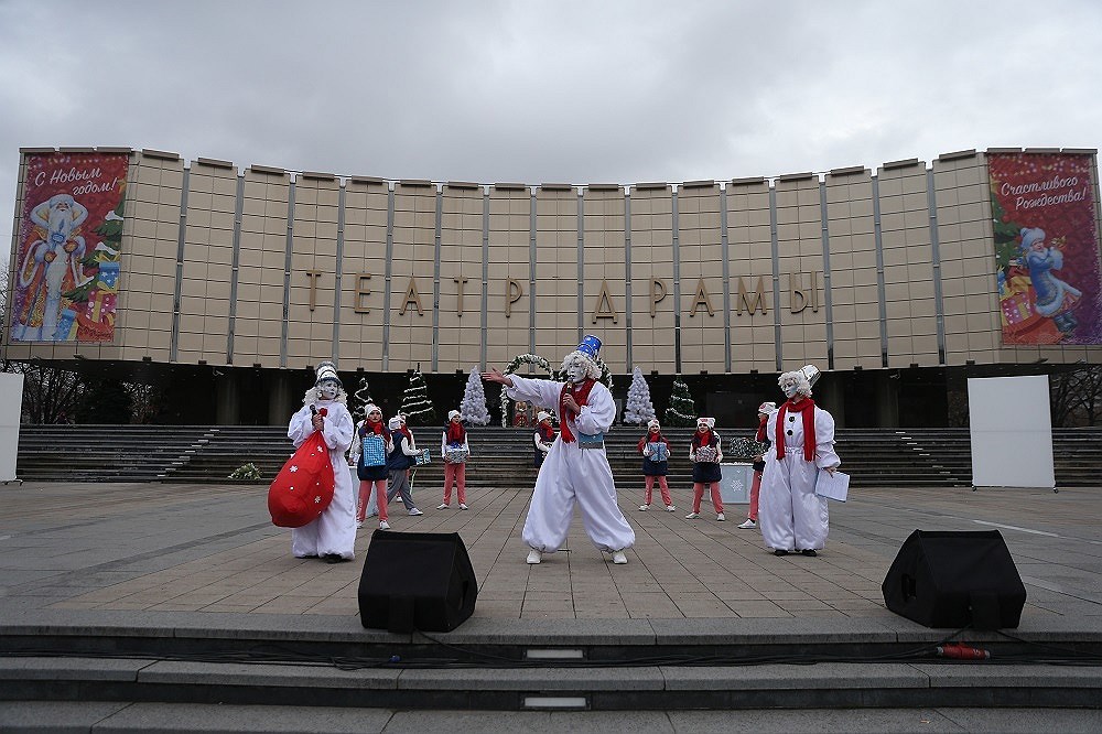 Сцена перед театром Драмы в Краснодаре
