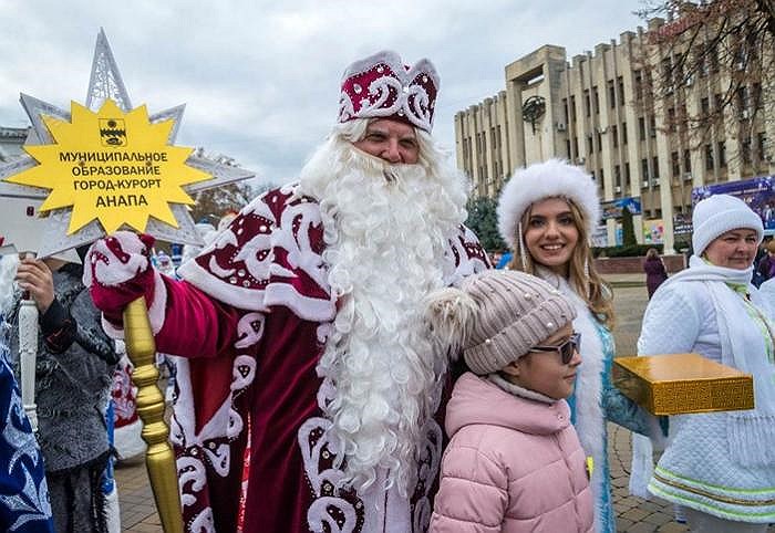 В краснодарском параде Дедом Морозов принимали участие все муниципалитеты региона