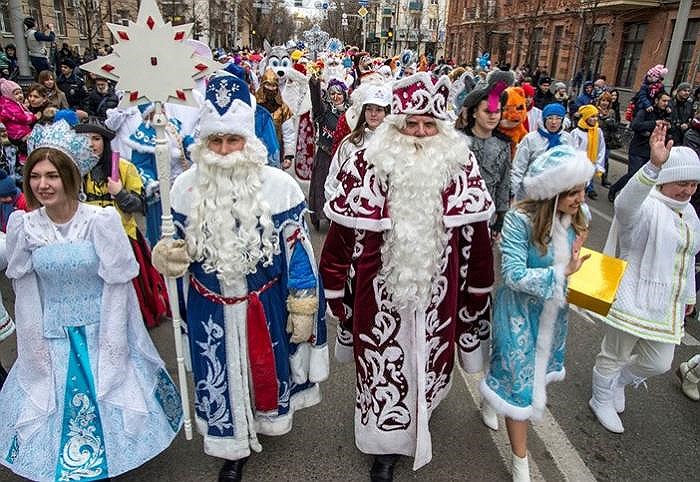 Пока на ул. Красной в краевой столице о зиме напоминают лишь костюмы новогодних персонажей и украшение зданий