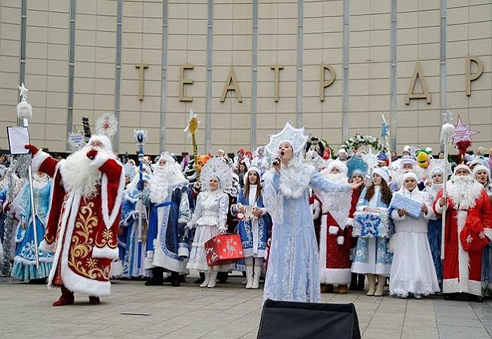 Традиционный предновогодний парад в Краснодаре и выступление перед театром Драмы