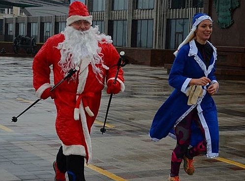 В Новороссийске Дедам Морозам по ходу праздника пришлось переобуться. Лыжные палки не понадобились - пошел дождь