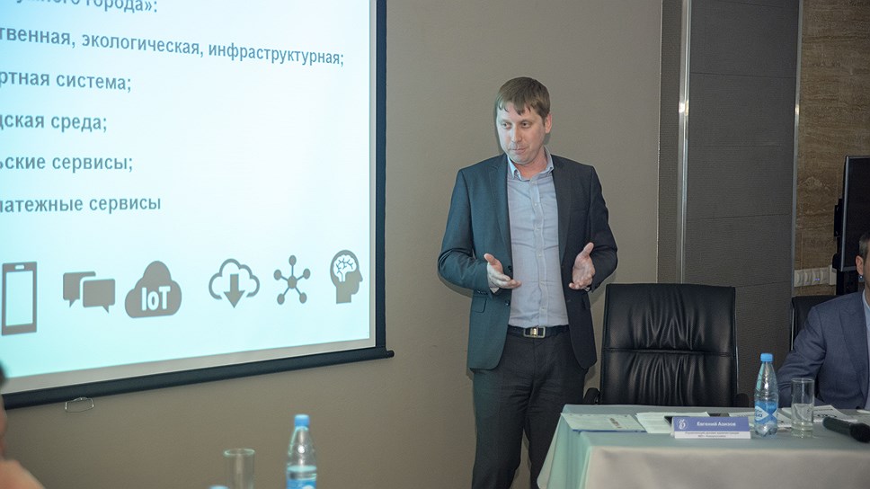 Руководитель муниципального проекта «Умный город Новороссийск» Евгений Азизов рассказал о том, как эти практики внедряются в городе-герое.