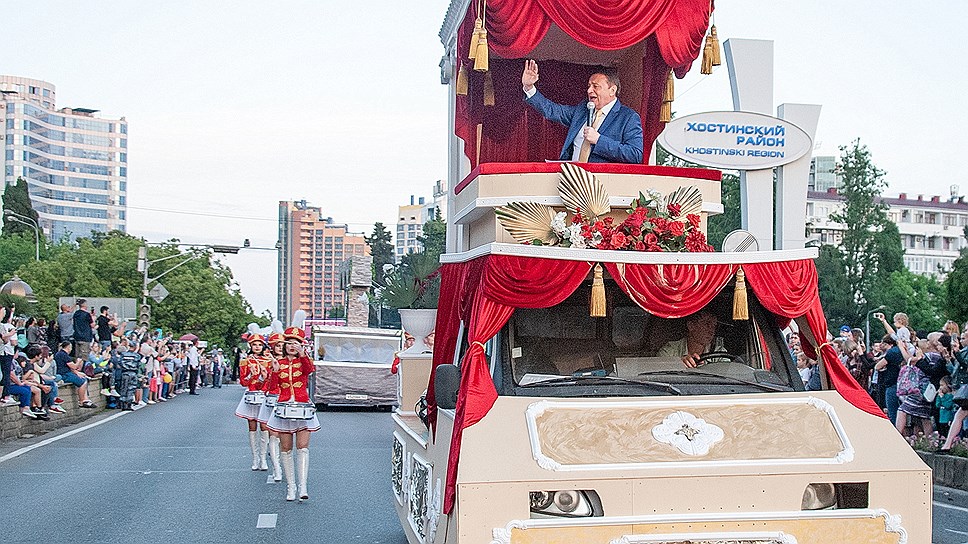 Мэр Сочи Анатолий Пахомов стал участников карнавала, проехав по курортному проспекту на крыше украшенного автомобиля