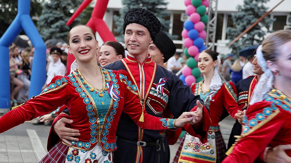 В праздничных мероприятиях в течение Дня России в Краснодаре приняли участие 19,5 тысячи человек, на вечерний концерт пришло 30 тысяч человек