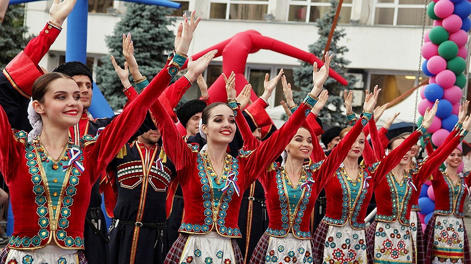 В праздничных мероприятиях в течение Дня России в Краснодаре приняли участие 19,5 тысячи человек, на вечерний концерт пришло 30 тысяч человек