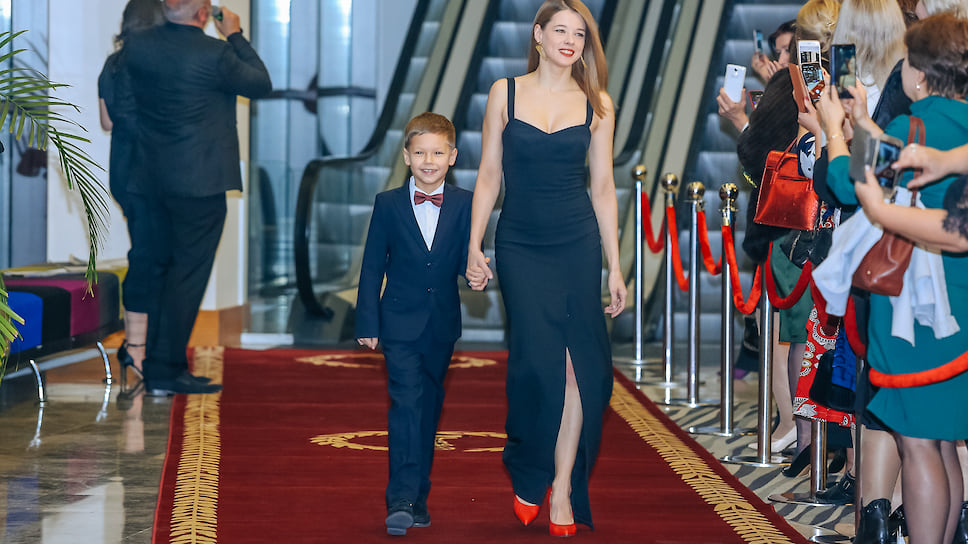 Актриса Екатерина Шпица с сыном
