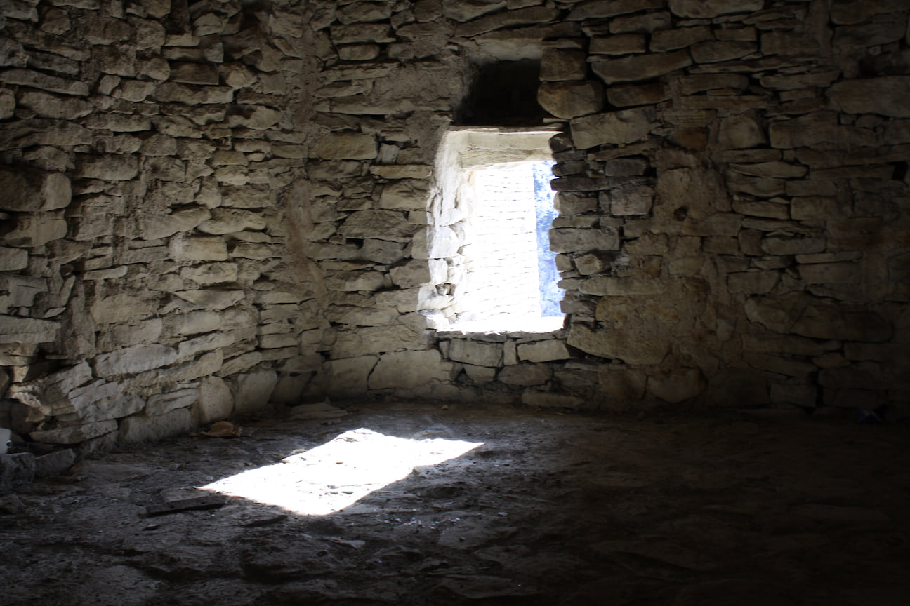 Окно в жилой баше города Хой. Все постройки здесь датируются 11 веком