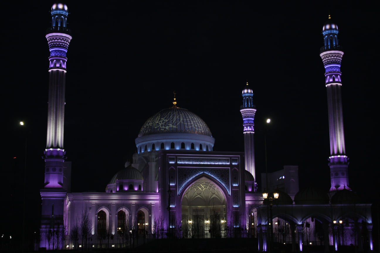 Мечеть &quot;Гордость Мусульман&quot;. Ее строительство велось 7 лет - с 2012 по 2019 год. Это самая большая мечеть  в Европе. Она вмещает 20 тыс. молящихся