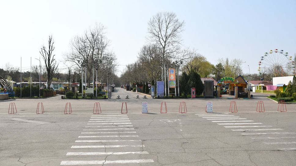 В Краснодаре закрыты для посещения все муниципальные, ведомственные и частные парки и скверы, а также детские и спортивные площадки.