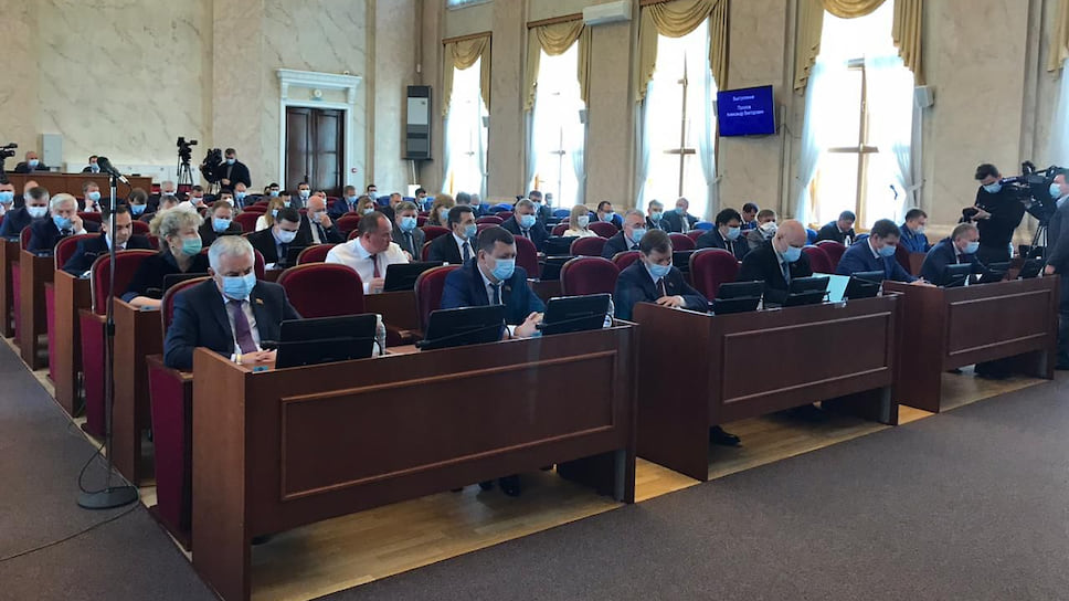 Депутатам Законодательного собрания Кубани теперь не нужно анонимное голосование, узнать их можно лишь по табличкам на рабочих столах