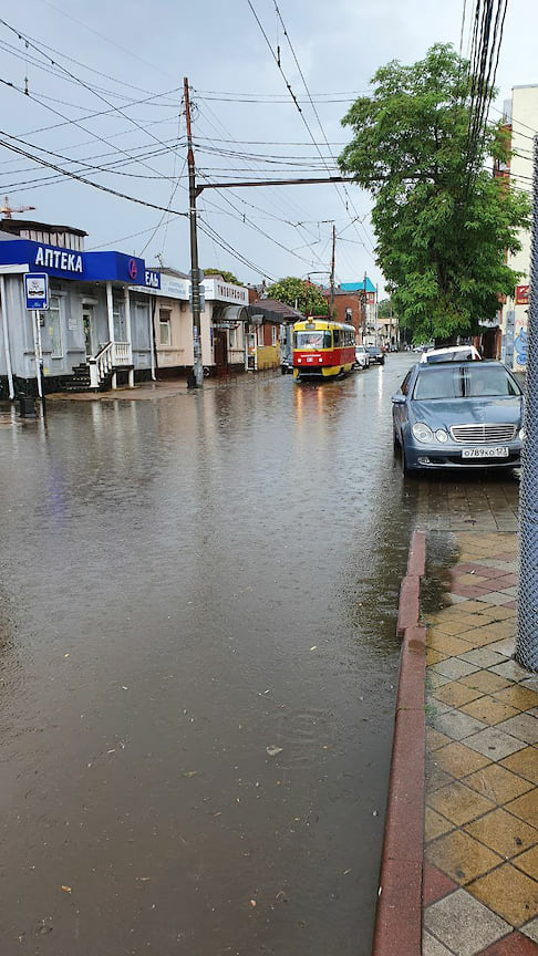 Подтопленными оказались традиционные территории города, которые всякий раз после дождя погружаются под воду