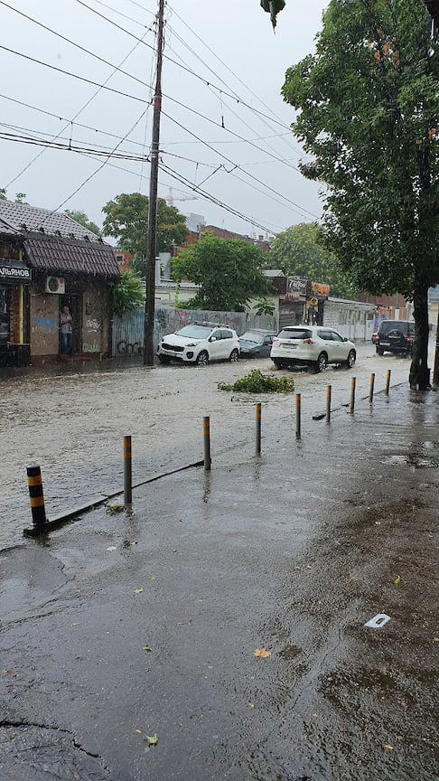 Подтопленными оказались традиционные территории города, которые всякий раз после дождя погружаются под воду