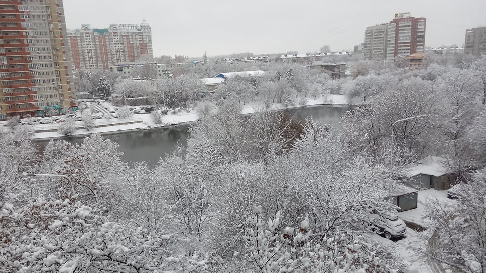 Такого обильного снегопада Краснодар не видел давно. За ночь в городе выпало 20 см снега.
