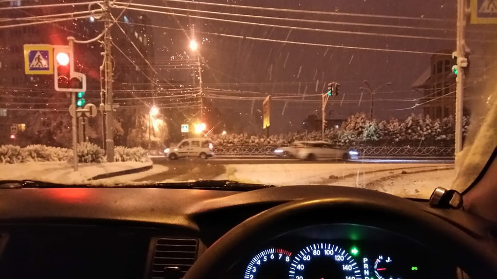 Власти Краснодара и края обратились с просьбой к автомобилистам – не выезжать утром понедельника на своих авто, а пользоваться общественным транспортом.