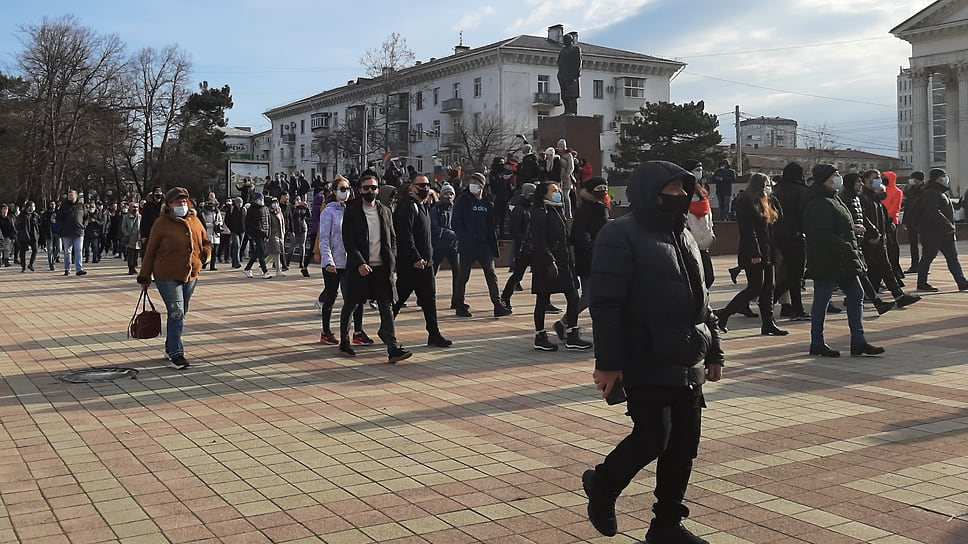 Колонна протестующих мирно прошла от Форумной площади до здания администрации Новороссийска.