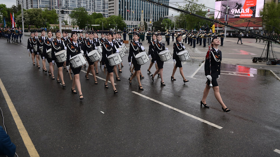 Взвод барабанщиц Краснодарского университета МВД России на параде Победы в столице Кубани