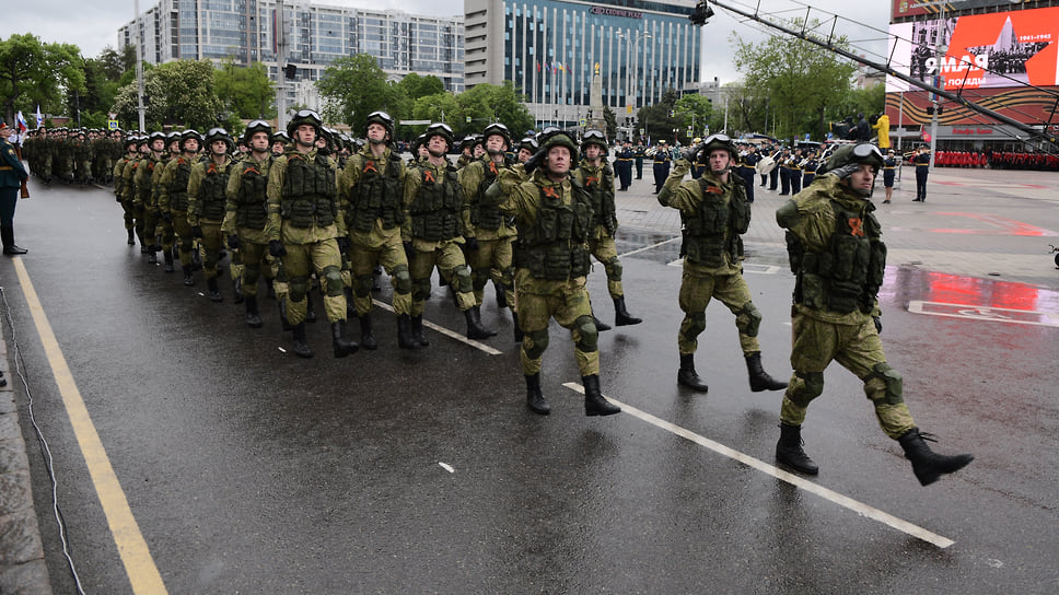В Краснодаре в торжественном прохождении войск приняли участие 30 парадных расчетов общей численностью более 1750 человек