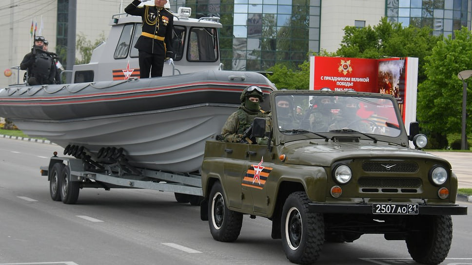 Всего в военном параде в Новороссийске приняли участие около 1,5 тыс. военнослужащих Черноморского флота, Воздушно-десантных войск, соединений армии ВВС и ПВО ЮВО, а также представителей Росгвардии и МЧС и пр.