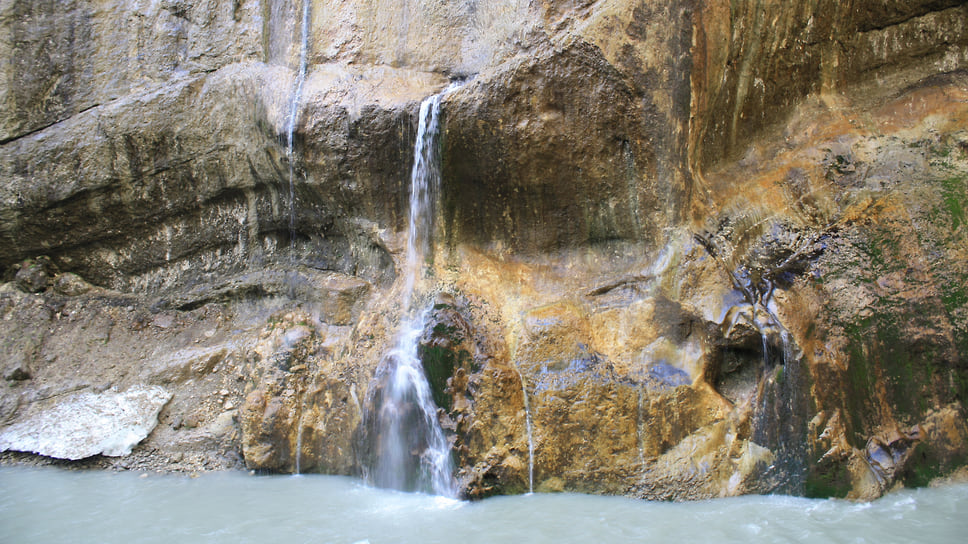 Чегемские водопады - группа водопадов на реках Адайсу, Сакал-Туп и Каяарты, впадающих в реку Чегем. Высота самого мощного водопада составляет 30 метров
