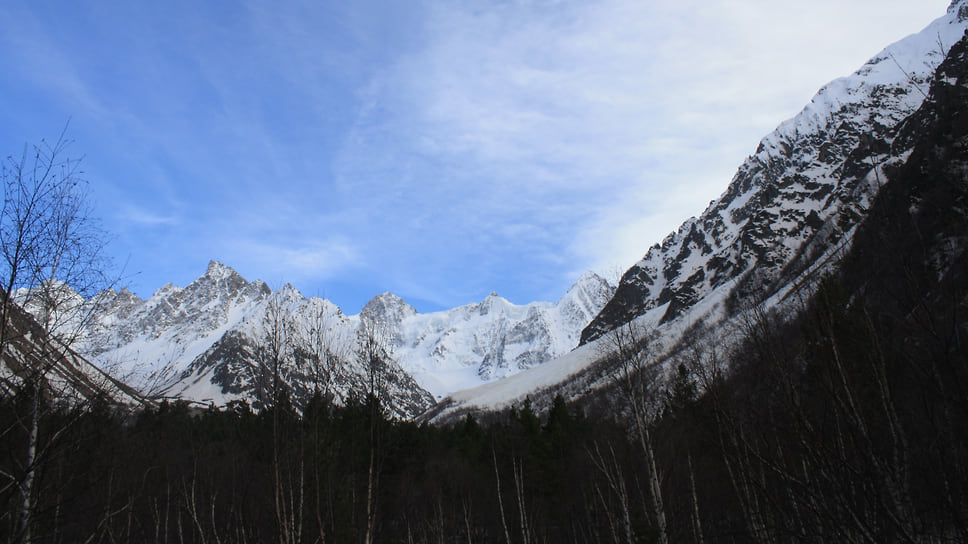 Горы, у подножия которых расположен ледник Шаурту. У туристов популярен джиппинг на ледник. В качестве джипов используются автомобили ГАЗ-66. Они привозят любителей походов как можно ближе к пункту назначения, далее необходимо идти пешком