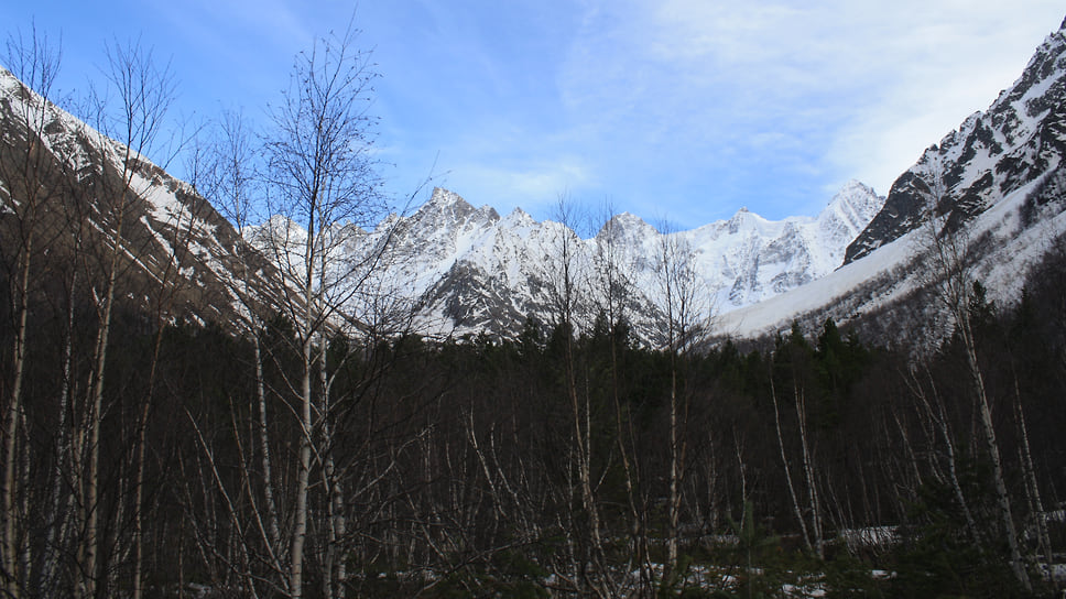 Даже в мае у подножия гор и кое-где на территории заповедника еще лежит снег. Кабардино-Балкарский заповедник — единственный в России, в официальном названии которого есть слово «высокогорный»