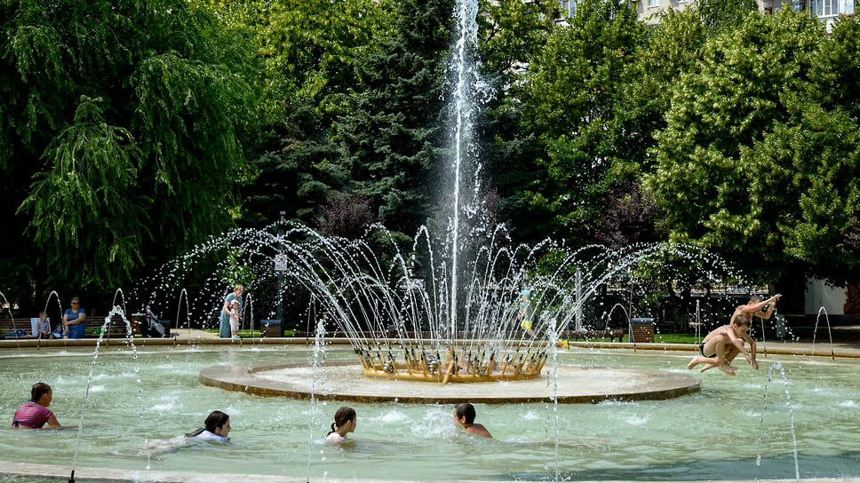 Дети купаются в фонтане в Фестивальном сквере, открытом после обновления в 2019 году