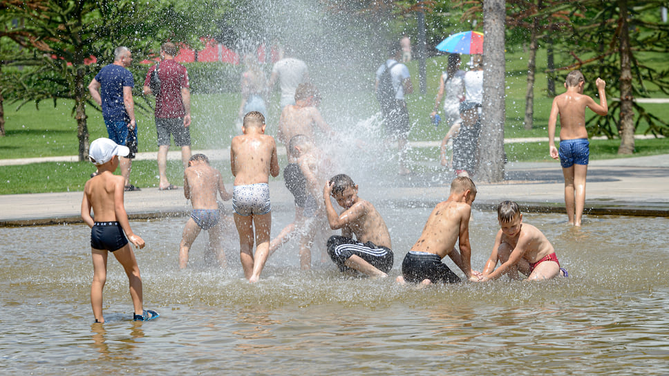 Администрация парка регулярно просит жителей и гостей Краснодара не купаться в фонтанах, ведь все водоемы в парке созданы для созерцания

