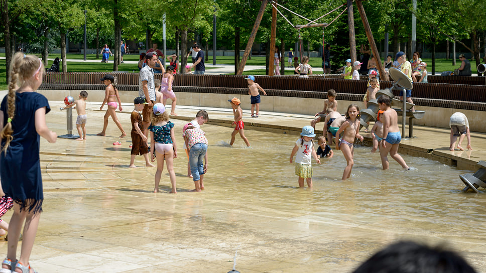 В фонтанах парка «Краснодар» традиционно много детей.
