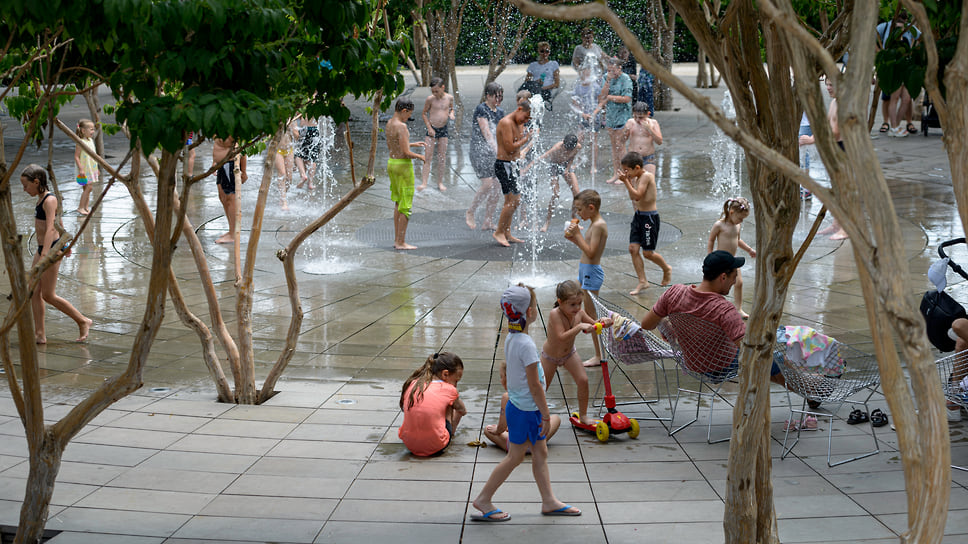 Дети плещутся в фонтане. Парк «Краснодар»
