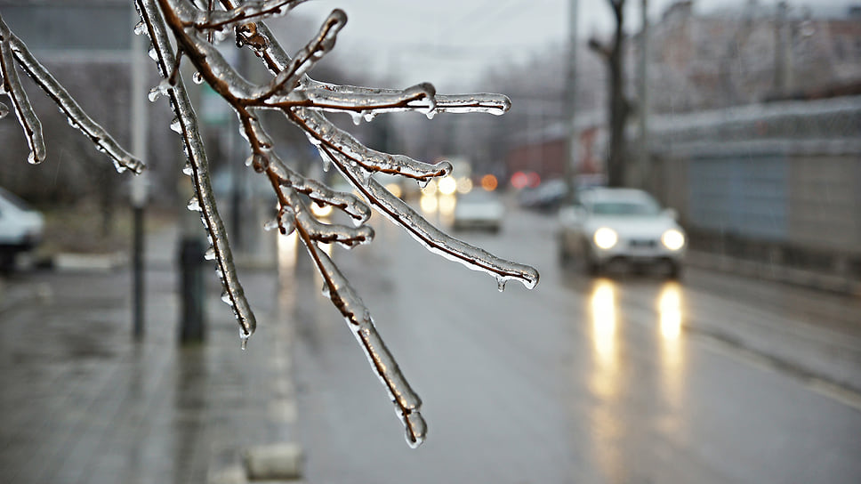 В Краснодаре практически остановился общественный электротранспорт, ветки деревьев, не выдерживали ледяного нароста, аварии на линиях электропередач оставили людей без электричества, весь город покрылся ледяной коркой. Январь 2014 года