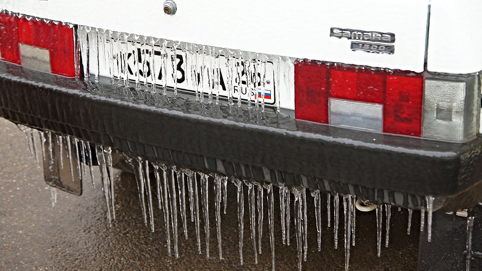 Автомобиль, покрытый толщей льда в Краснодаре. Январь 2014 года