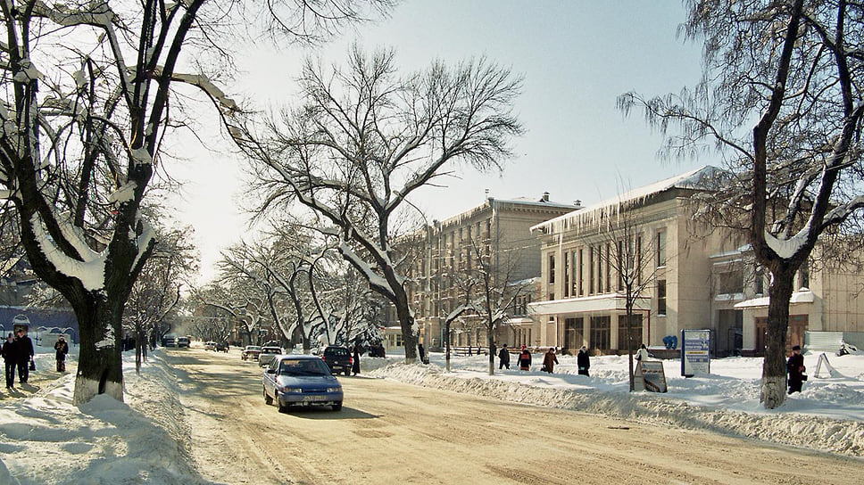 Вид на проезжую часть улицы Красная, здание кинотеатра «Кубань» и гостиницу «Центральная». Декабрь 1998 года