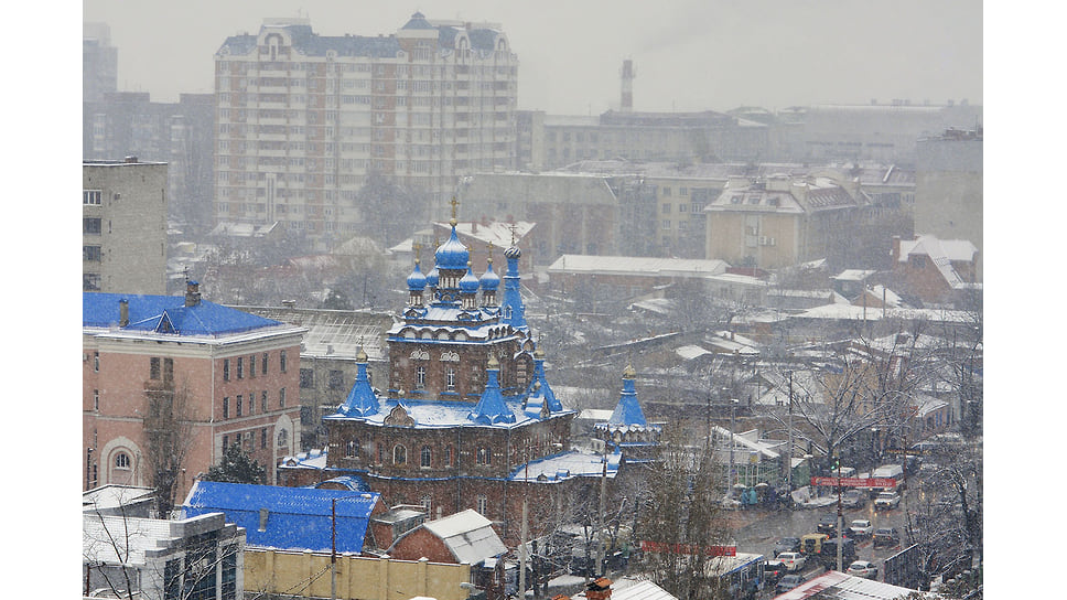 Вид на Свято-Покровский православный храм во время снегопада. Январь 2011 года