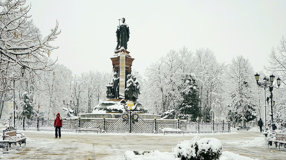 Памятник императрице Екатерине Второй после снегопада. Январь 2015 года