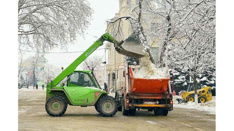 Уборка снега с городских улиц. Январь 2015 года