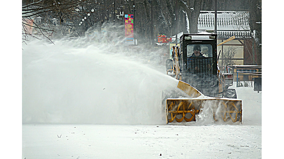 В столице Кубани была настоящая зима. Снег создавал проблемы автомобилистам, пешеходам, коммунальным службам. Декабрь 2009 года