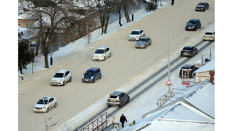 После снегопадов резко уменьшается количество машин на дорогах. Ул. Суворова. Декабрь 2009 года