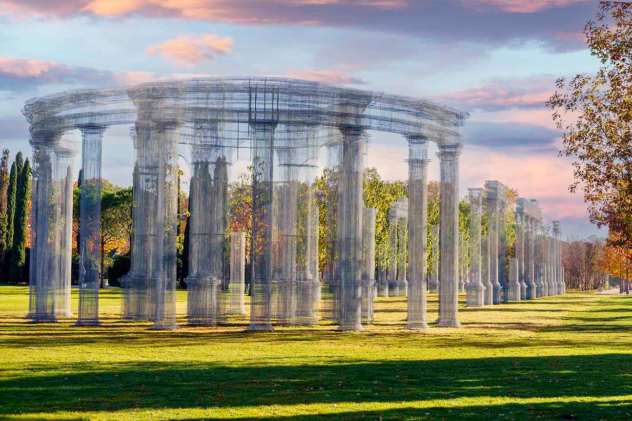 Новый объект современного искусства в парке, инсталляция Abstracta. Автор — итальянский художник Эдуардо Тресольди. Октябрь 2021.
