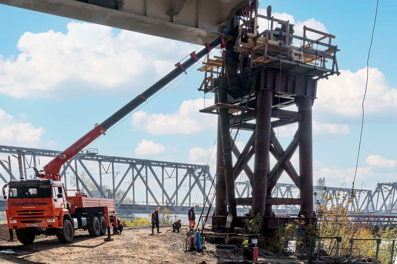 Работы на временных опорах моста на правом берегу реки Кубань. Октябрь 2021

